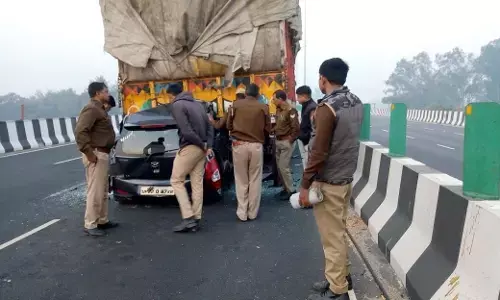 हापुड़ में हाइवे पर सड़क हादसे में 3 की मौत हापुड़ में हाइवे पर सड़क हादसे में 3 की मौत