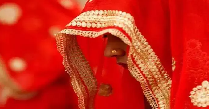 विदा होकर जा रही दुलहन ने पुलिस को देखकर चिल्लाने लगी और फिर ... विदा होकर जा रही दुलहन ने पुलिस को देखकर चिल्लाने लगी और फिर ...