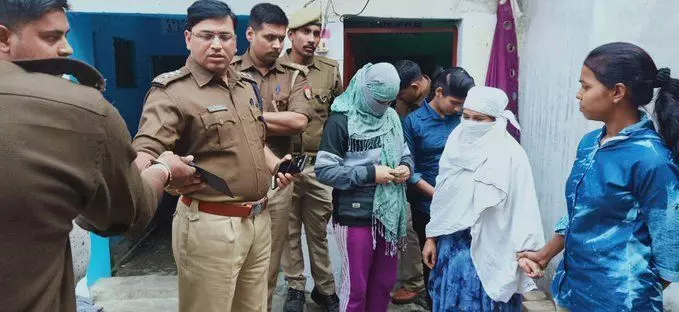 प्रयागराज पुलिस ने घर में पकड़ा सेक्स रैकेट , अंदर का हाल देख पुलिस भी रह गई हैरान!