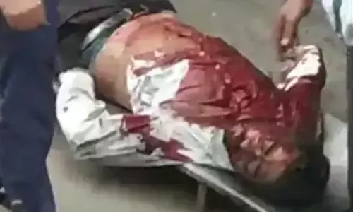 नोएडा में मेट्रो के आगे कूदकर एक युवक ने की आत्महत्या