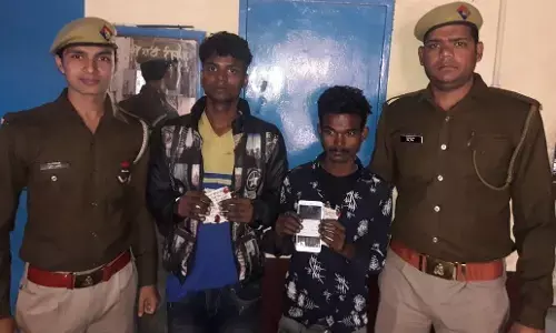 नोएडा : मोबाइल लूटने वाले दो अभियुक्तों को थाना-20 पुलिस ने पकड़ा