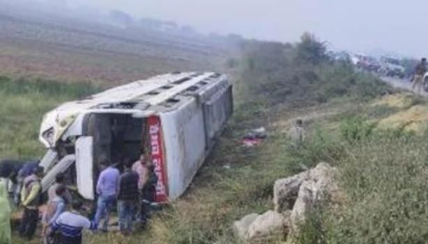 यूपी : वाहन को बचाने के चक्कर में पलटी डबल डेकर बस, 14 यात्री घायल यूपी : वाहन को बचाने के चक्कर में पलटी डबल डेकर बस, 14 यात्री घायल