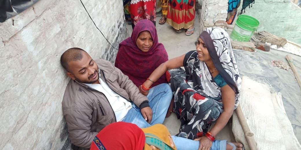 फांसी के फंदे पर झूलता मिला विवाहिता का शव, हत्या का आरोप सात माह की गर्भवती है पम्मी पति, देवर, सास, स्वसुर नामजद फांसी के फंदे पर झूलता मिला विवाहिता का शव, हत्या का आरोप सात माह की गर्भवती है पम्मी पति, देवर, सास, स्वसुर नामजद