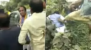 बंगाल बीजेपी उपाध्यक्ष व उपचुनाव प्रत्याशी पर भीड़ ने किया हमला, मारी लात, देखिए- VIDEO