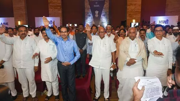 महाराष्ट्र : होटल में सजी मिनी असेंबली, शिवसेना, विपक्ष के 162 विधायकों ने ली BJP के साथ न जाने की शपथ महाराष्ट्र : होटल में सजी मिनी असेंबली, शिवसेना, विपक्ष के 162 विधायकों ने ली BJP के साथ न जाने की शपथ