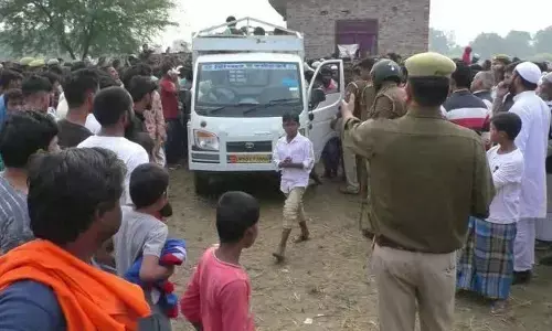 आजमगढ़ में ट्रिपल मर्डर, पति-पत्नी और दुधमुही बच्ची को उतारा मौत के घाट आजमगढ़ में ट्रिपल मर्डर, पति-पत्नी और दुधमुही बच्ची को उतारा मौत के घाट