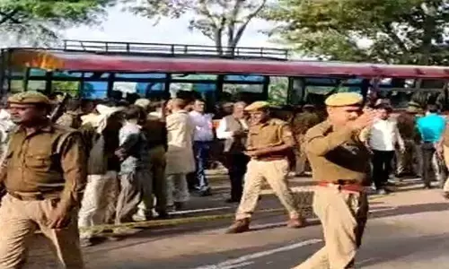बांदा में रोडवेज बस ट्रक से टकराई, नौ लोगों की मौत बीस घायल बांदा में रोडवेज बस ट्रक से टकराई, नौ लोगों की मौत बीस घायल