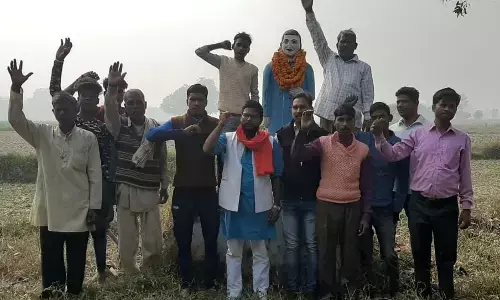 संविधान दिवस: संविधान शिल्पी बाबा साहब की प्रतिमा पर सपा नेता ने किया माल्यार्पण, कहा....