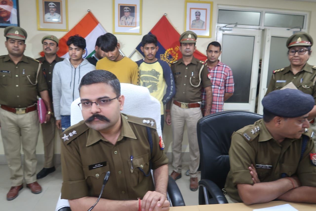 नोएडा पुलिस ने अंतर्राज्यीय ठग गिरोह के तीन सदस्यों को किया गिरफ्तार,एटीएम बदलकर पैसे निकालने में थे माहिर नोएडा पुलिस ने अंतर्राज्यीय ठग गिरोह के तीन सदस्यों को किया गिरफ्तार,एटीएम बदलकर पैसे निकालने में थे माहिर