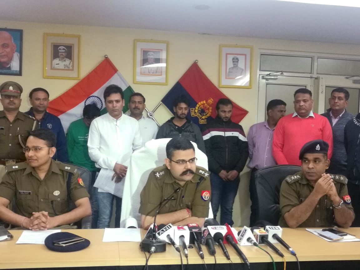 नोएडा में एक फर्जी कॉल सेंटर पर छापेमारी, 45 लोग गिरफ्तार नोएडा में एक फर्जी कॉल सेंटर पर छापेमारी, 45 लोग गिरफ्तार