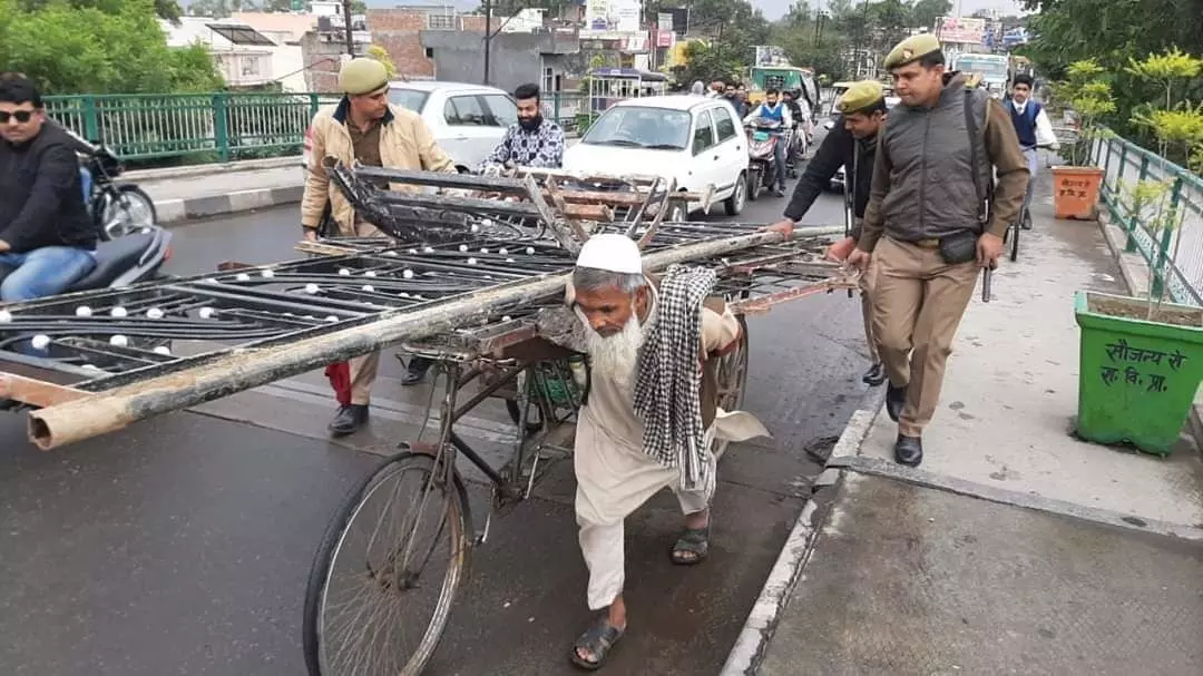 सहारनपुर में पुलिस ने पेश की इंसानियत की मिसाल सहारनपुर में पुलिस ने पेश की इंसानियत की मिसाल