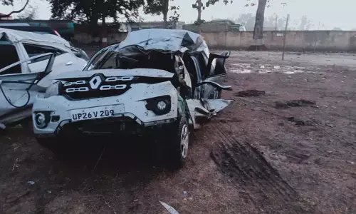 पीलीभीत में सडक हादसा, तीन बच्चों समेत पांच की मौत पीलीभीत में सडक हादसा, तीन बच्चों समेत पांच की मौत