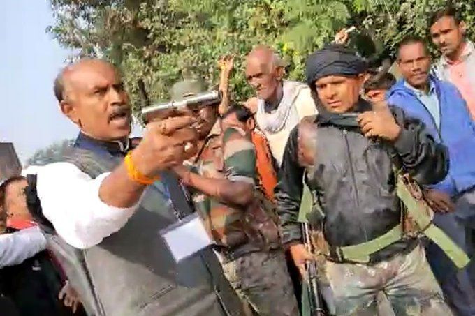 झारखंड चुनाव: बीजेपी समर्थकों ने कांग्रेस उम्मीदवार को नहीं घुसने दिया बूथ में, तब निकाला कांग्रेस उम्मीदवार ने रिवाल्वर! झारखंड चुनाव: बीजेपी समर्थकों ने कांग्रेस उम्मीदवार को नहीं घुसने दिया बूथ में, तब निकाला कांग्रेस उम्मीदवार ने रिवाल्वर!