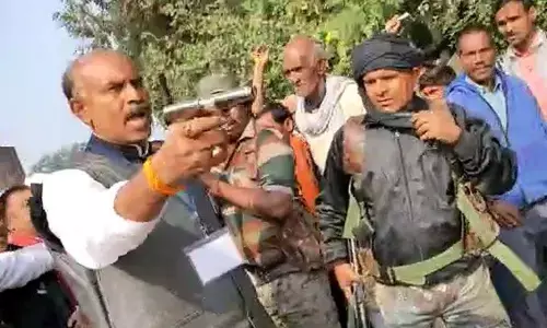 झारखंड चुनाव: बीजेपी समर्थकों ने कांग्रेस उम्मीदवार को नहीं घुसने दिया बूथ में, तब निकाला कांग्रेस उम्मीदवार ने रिवाल्वर! झारखंड चुनाव: बीजेपी समर्थकों ने कांग्रेस उम्मीदवार को नहीं घुसने दिया बूथ में, तब निकाला कांग्रेस उम्मीदवार ने रिवाल्वर!