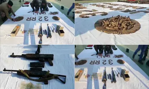 भारतीय सुरक्षाबलों ने आतंकियों की बड़ी चाल की नाकाम, जब्त किया हथियारों का जखीरा भारतीय सुरक्षाबलों ने आतंकियों की बड़ी चाल की नाकाम, जब्त किया हथियारों का जखीरा