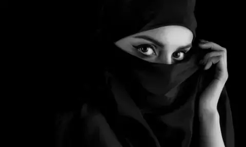 हनी ट्रैप केस: आधी रात को डांस बार, पब और होटल पर छापा