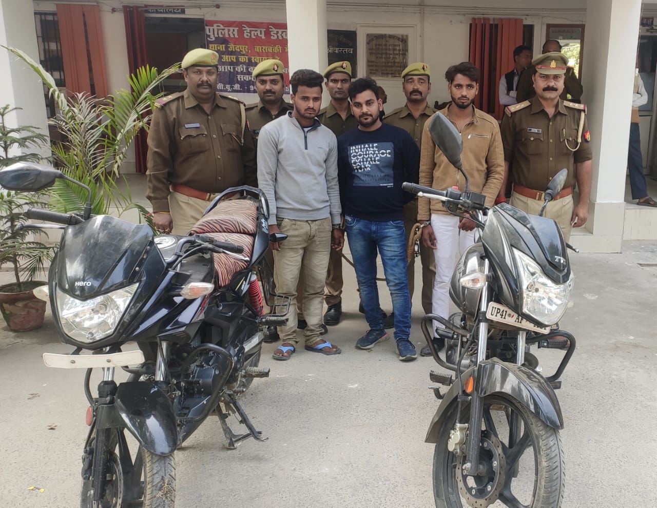 बाराबंकी पुलिस ने मोटर साइकिल लूट कर भाग रहे लुटेरों को दो घंटे में किया गिरफ्तार बाराबंकी पुलिस ने मोटर साइकिल लूट कर भाग रहे लुटेरों को दो घंटे में किया गिरफ्तार