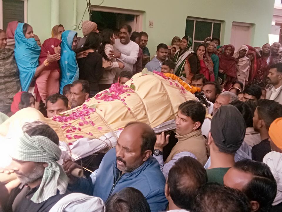 शाहजहांपुर: राकेश यादव को अंतिम विदाई,परिजन व रिश्तेदारों का रो-रोकर हुआ बुरा हाल, भारी पुलिस बल रहा तैनात शाहजहांपुर: राकेश यादव को अंतिम विदाई,परिजन व रिश्तेदारों का रो-रोकर हुआ बुरा हाल, भारी पुलिस बल रहा तैनात