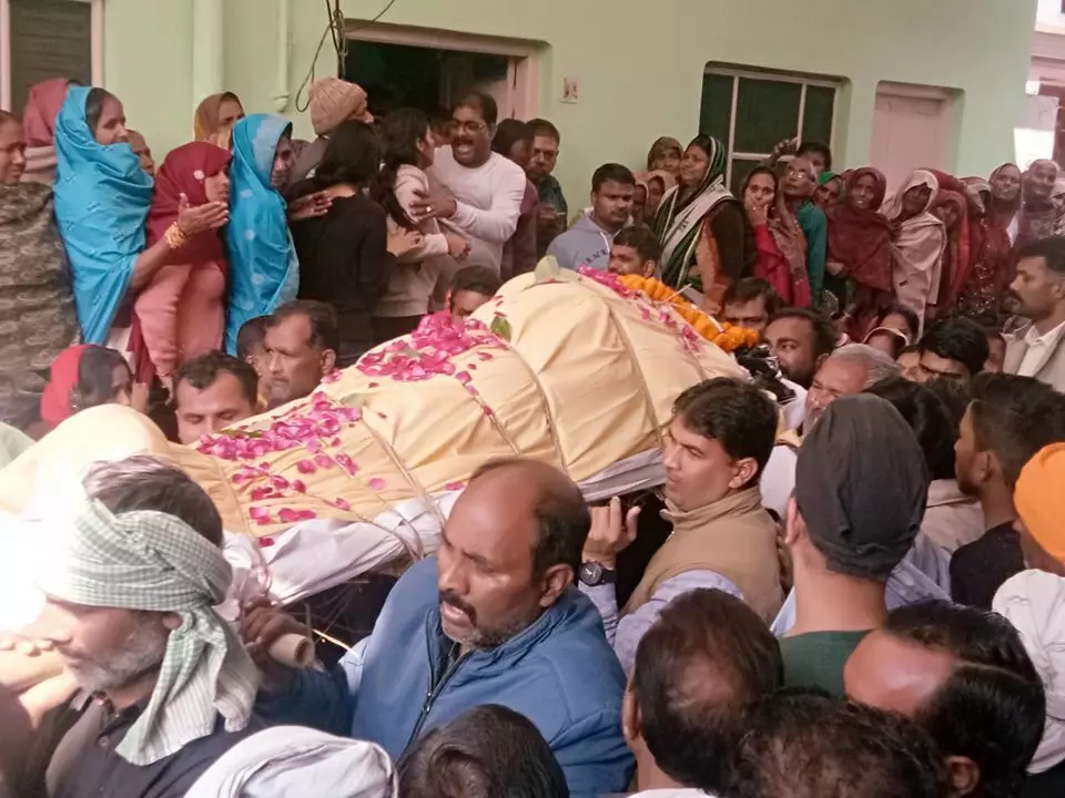 शाहजहांपुर: राकेश यादव को अंतिम विदाई,परिजन व रिश्तेदारों का रो-रोकर हुआ बुरा हाल, भारी पुलिस बल रहा तैनात शाहजहांपुर: राकेश यादव को अंतिम विदाई,परिजन व रिश्तेदारों का रो-रोकर हुआ बुरा हाल, भारी पुलिस बल रहा तैनात
