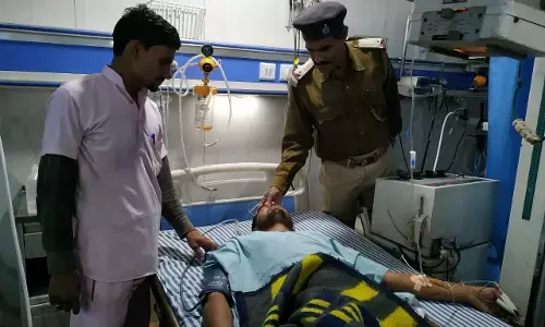 मोतिहारी कोर्ट परिसर में गोली चलने से अफरा तफरी मच गई, जिसमे बाल कैदी गोविंदा के जांघ में लगी गोली मोतिहारी कोर्ट परिसर में गोली चलने से अफरा तफरी मच गई, जिसमे बाल कैदी गोविंदा के जांघ में लगी गोली