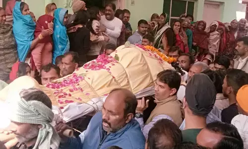 शाहजहांपुर: राकेश यादव को अंतिम विदाई,परिजन व रिश्तेदारों का रो-रोकर हुआ बुरा हाल, भारी पुलिस बल रहा तैनात