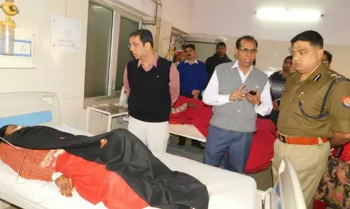 पीलीभीत में ट्रक और बस में भिड़ंत, 41 घायल पीलीभीत में ट्रक और बस में भिड़ंत, 41 घायल