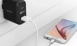 स्मार्टफोन यूज़ करते वक्त युवक की बिस्तर पर ही हुई मौत, रहस्य जानकर हो जायेगें हैरान