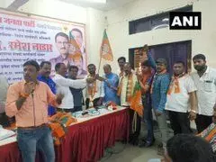 महाराष्ट्र में शिवसेना को लगा बड़ा झटका, 400 पार्टी कार्यकर्ताओं ने थामा इस पार्टी का दामन