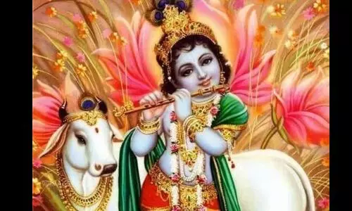 भगवान् की गोवर्धन लीला के समय जब इंद्र देव वर्षा और विनाश का तांडव करके थक गए... भगवान् की गोवर्धन लीला के समय जब इंद्र देव वर्षा और विनाश का तांडव करके थक गए...