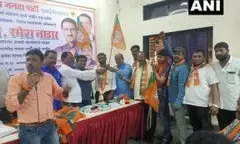 महाराष्ट्र में शिवसेना को लगा बड़ा झटका, 400 पार्टी कार्यकर्ताओं ने थामा इस पार्टी का दामन