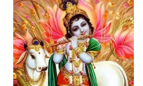 भगवान् की गोवर्धन लीला के समय जब इंद्र देव वर्षा और विनाश का तांडव करके थक गए... भगवान् की गोवर्धन लीला के समय जब इंद्र देव वर्षा और विनाश का तांडव करके थक गए...