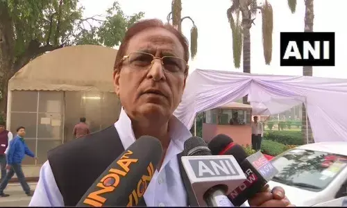 आजम खान की बढ़ी परेशानी, 25 हजार के इनामी सपा नेता ने किया सरेंडर आजम खान की बढ़ी परेशानी, 25 हजार के इनामी सपा नेता ने किया सरेंडर