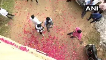 हैदराबाद के दरिंदे एनकाउंटर में ढेर, एनकाउंटर करने वाली टीम पर लोगों ने फूल बरसाकर