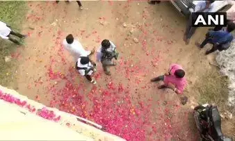 हैदराबाद के दरिंदे एनकाउंटर में ढेर, एनकाउंटर करने वाली टीम पर लोगों ने फूल बरसाकर हैदराबाद के दरिंदे एनकाउंटर में ढेर, एनकाउंटर करने वाली टीम पर लोगों ने फूल बरसाकर