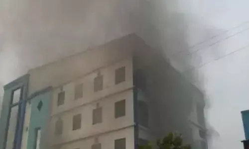 आगरा में जूते की फैक्टरी में लगी भीषण आग आगरा में जूते की फैक्टरी में लगी भीषण आग