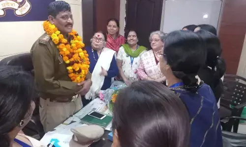 गाजियाबाद के इंदिरापुरम थाना प्रभारी को महिलाओं ने किया सम्मानित, बोली आपके अच्छे कार्य से हम बाजार में खुलकर जा सकते है