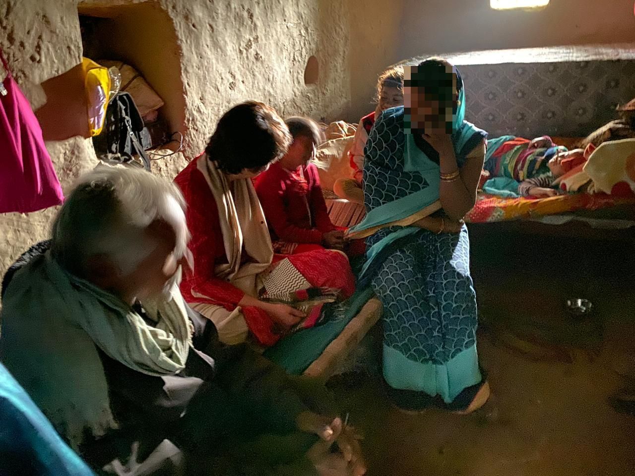 प्रियंका गांधी ने उन्नाव पीड़िता के परिजनों से की मुलाकात, योगी सरकार पर साधा निशाना प्रियंका गांधी ने उन्नाव पीड़िता के परिजनों से की मुलाकात, योगी सरकार पर साधा निशाना