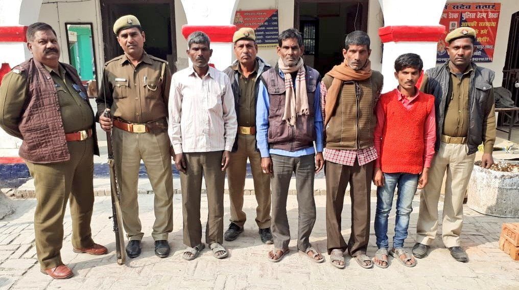 बाराबंकी पुलिस ने पच्चीस पच्चीस हजार के चार वांछित इनामी आरोपी किये गिरफ्तार बाराबंकी पुलिस ने पच्चीस पच्चीस हजार के चार वांछित इनामी आरोपी किये गिरफ्तार