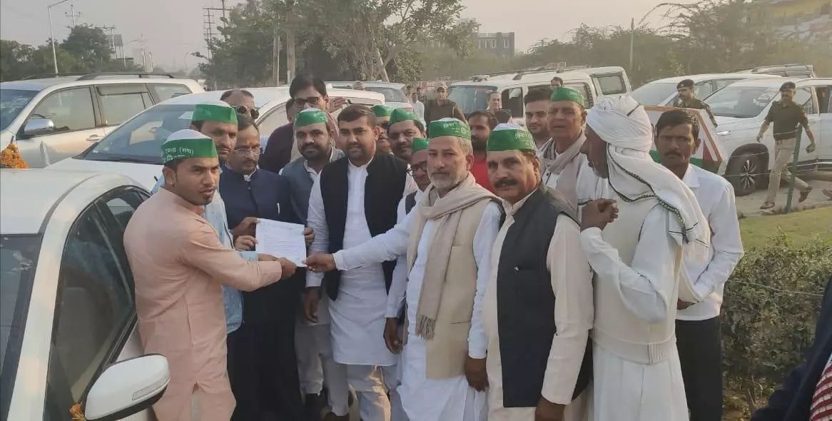 उपमुख्यमंत्री को काले झंडे दिखाने जा रहे किसान एकता संघ के कार्यकर्ताओं को पुलिस ने किया गिरफ्तार उपमुख्यमंत्री को काले झंडे दिखाने जा रहे किसान एकता संघ के कार्यकर्ताओं को पुलिस ने किया गिरफ्तार