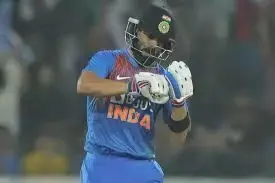 देखे वीडियो- कोहली ने पर्ची फाड़ने के अंदाज में क्रीज पर जश्न मनाया, वेस्टइंडीज के इस गेंदबाज को दो साल पुरानी बातें को दिला दी याद, देखे वीडियो- कोहली ने पर्ची फाड़ने के अंदाज में क्रीज पर जश्न मनाया, वेस्टइंडीज के इस गेंदबाज को दो साल पुरानी बातें को दिला दी याद,