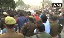 उन्नाव में सांसद साक्षी महाराज के खिलाफ लोगों ने किया विरोध प्रदर्शन