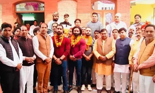 स्पेन में बोडी बिल्डिंग प्रतियोगिता में पाँचवा स्थान हासिल वाले राकेश चौधरी का निठारी गांव में स्वागत