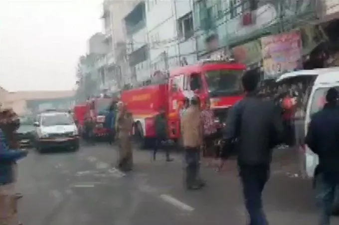दिल्ली: अनाज मंडी में आग लगने से मची अफरातफरी, 20 लोंगों की मौत, 50 घायल