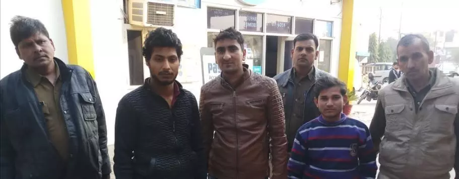 नोएडा: थाना-39 पुलिस ने गिरफ्तार किये तीन शातिर लूटरे,कब्जे से लूट के 14 मोबाइल बरामद नोएडा: थाना-39 पुलिस ने गिरफ्तार किये तीन शातिर लूटरे,कब्जे से लूट के 14 मोबाइल बरामद