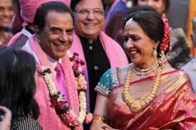 इस एक्ट्रेस से शादी करने के लिए धर्मेंद्र को बदला पड़ा था अपना धर्म, जानिए इस एक्ट्रेस से शादी करने के लिए धर्मेंद्र को बदला पड़ा था अपना धर्म, जानिए