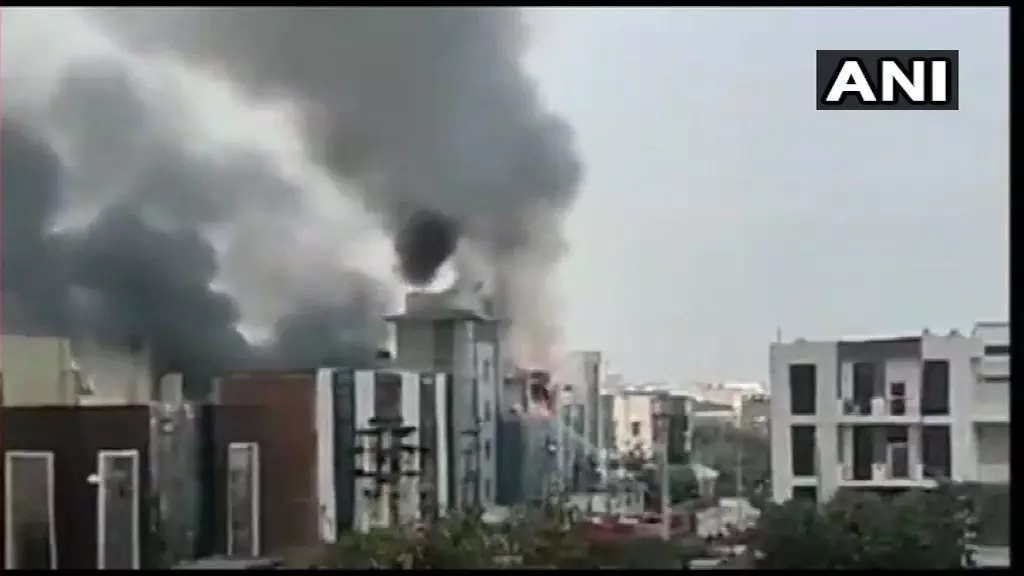 दिल्ली के बाद गुरुग्राम की एक फैक्ट्री में लगी भीषण आग, इलाके में मचा हड़कंप! दिल्ली के बाद गुरुग्राम की एक फैक्ट्री में लगी भीषण आग, इलाके में मचा हड़कंप!