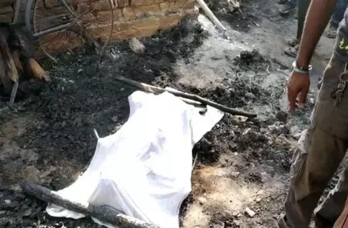 यूपी के प्रतापगढ़ जिले में दलित को चारपाई से बांधकर झोंपड़ी में जला दिया
