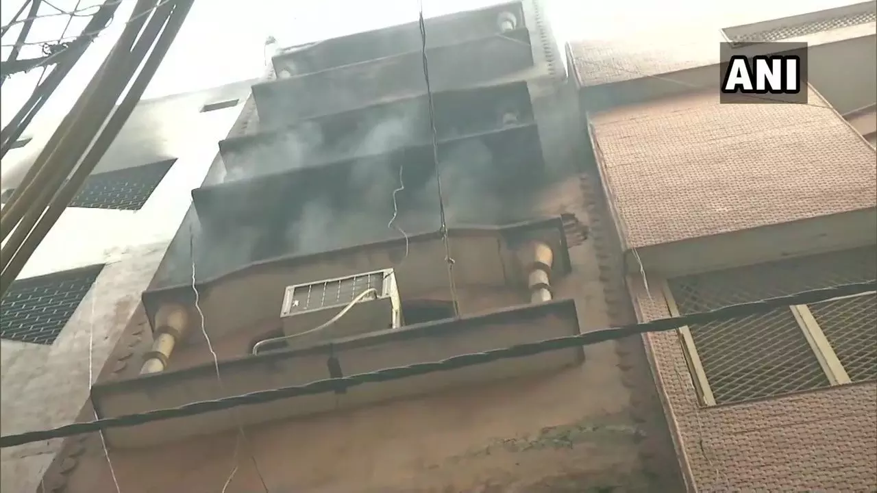 दिल्ली : अनाज मंडी की उसी फैक्ट्री में लगी दोबारा आग, जहां कल 43 लोगों की हुई थी मौत