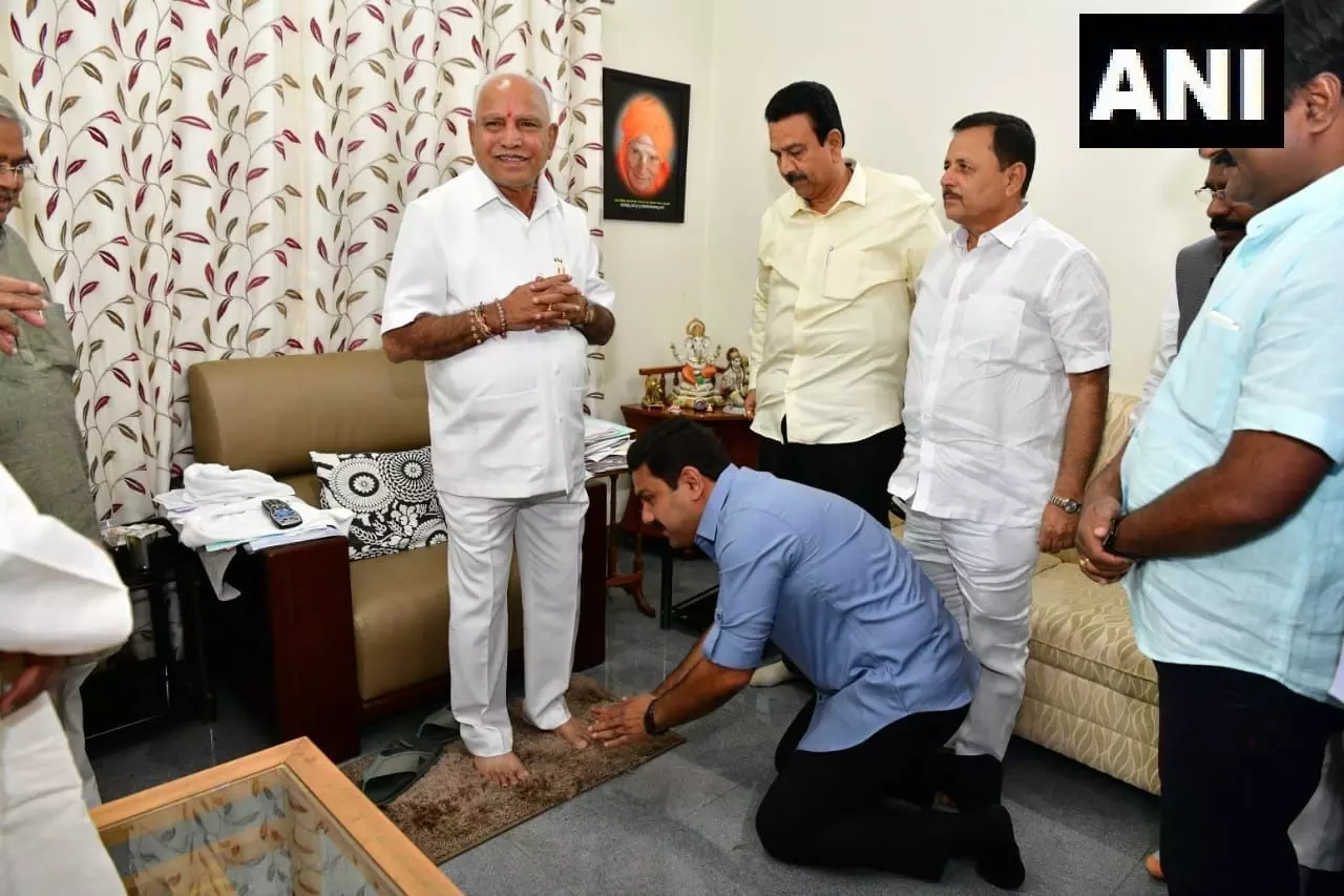 बेंगलुरु: कर्नाटक के मुख्यमंत्री बीएस येदियुरप्पा ने अपने बेटे बीवाई विजयेंद्र के साथ मनाया   जीत का जश्न मनाया