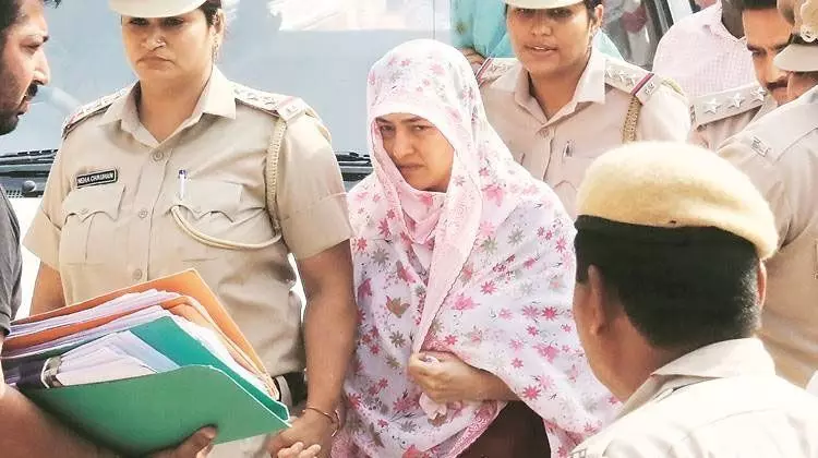 सुनारिया जेल में बंद राम रहीम से मिली हनीप्रीत, 45 मिनट तक चली मुलाकात सुनारिया जेल में बंद राम रहीम से मिली हनीप्रीत, 45 मिनट तक चली मुलाकात